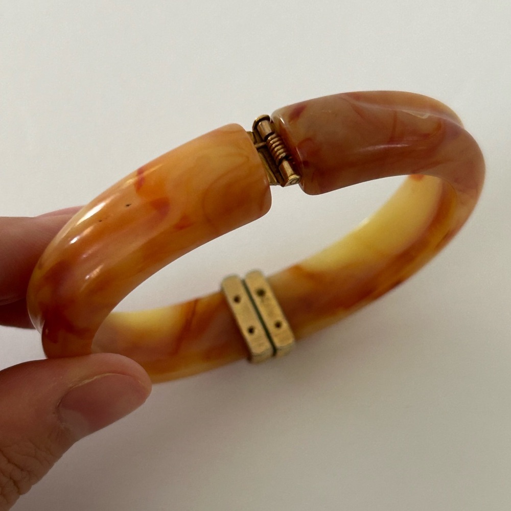 Avon (1981) Vintage Peach/Amber Marbled Bangle Hinged Cuff Bracelet - Picture 10 of 13